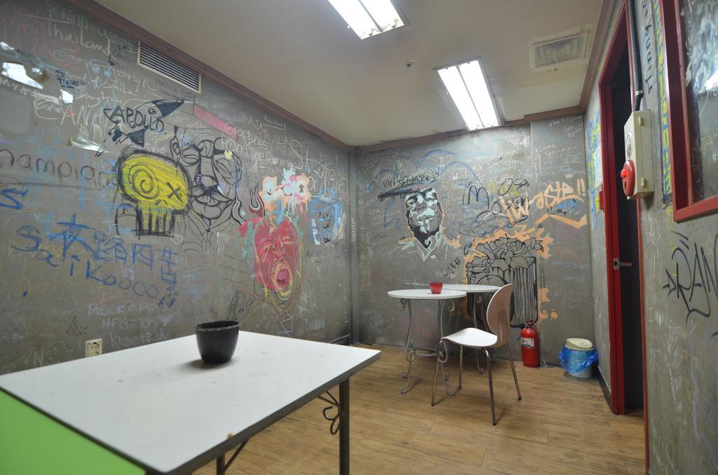 Kimchee Sinchon Guesthouse Seoul Exterior photo